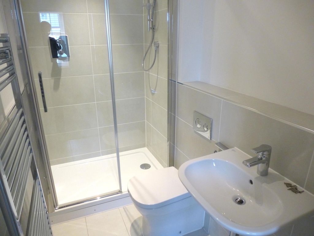 Property photo 2 of 9 En-Suite Bathroom