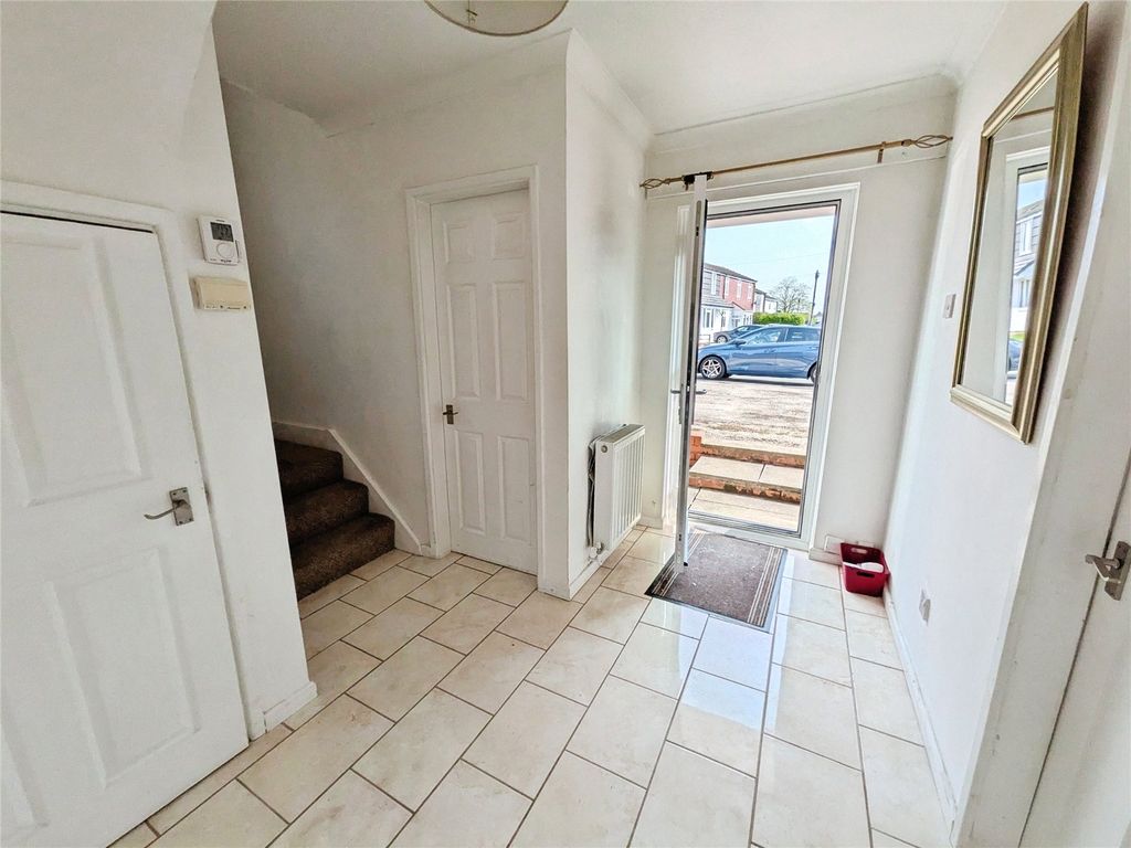 Property photo 3 of 14 Entrance Hall