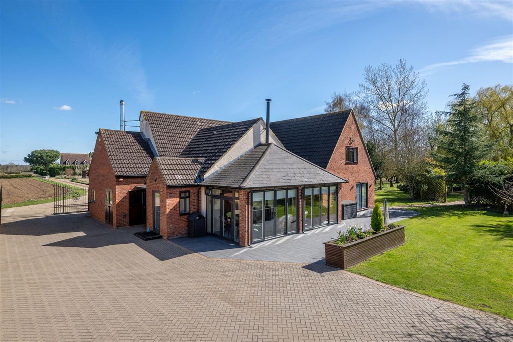 Property photo 2 of 34 260326 - 23 Spinney Road, Chawston - 05.Jpg