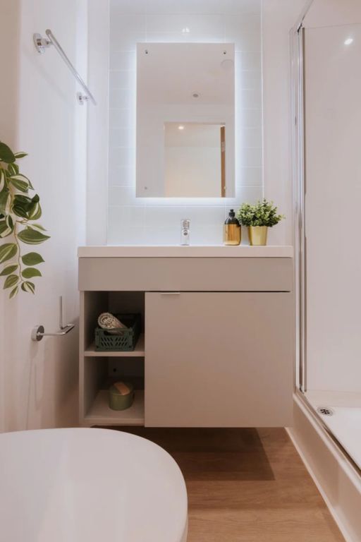 Property photo 2 of 17 Bathroom
