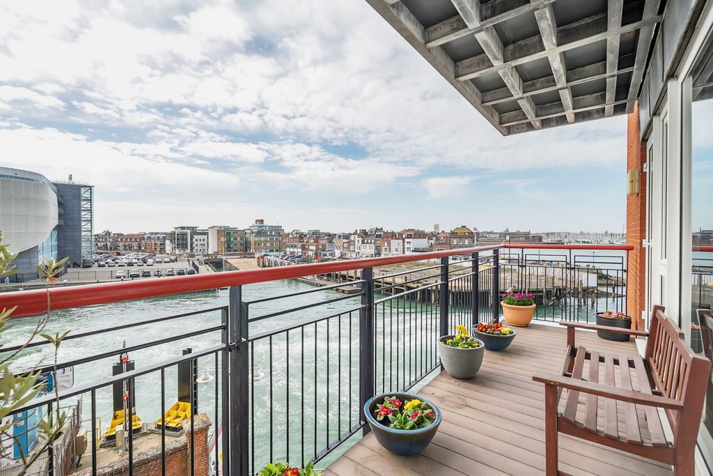 Property photo 2 of 20