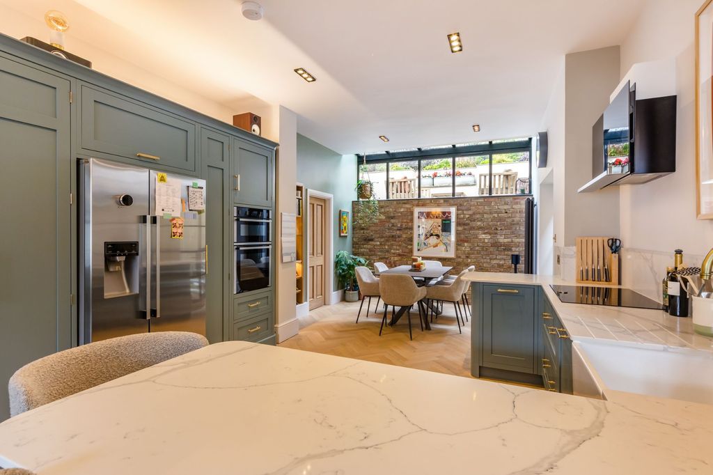 Property photo 1 of 32