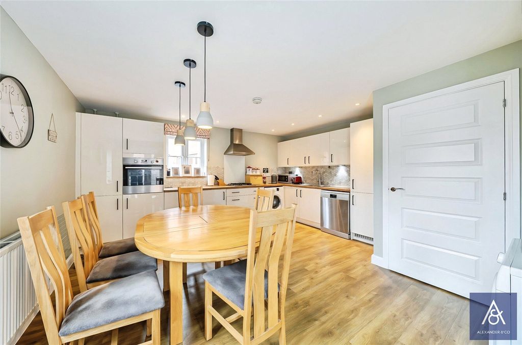 Property photo 3 of 19 Kitchen/Breakfast