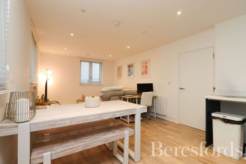 Property photo 3 of 8 Picture 3