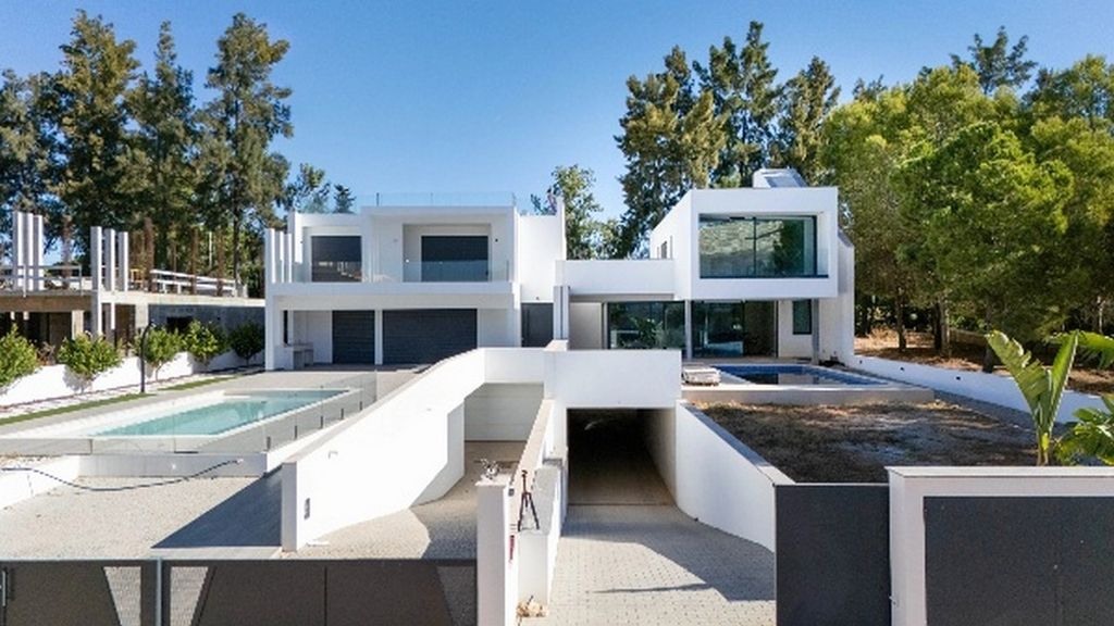 Property photo 2 of 12