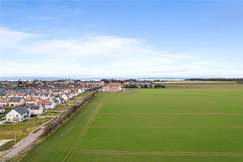 Property photo 2 of 35 Fenton Road