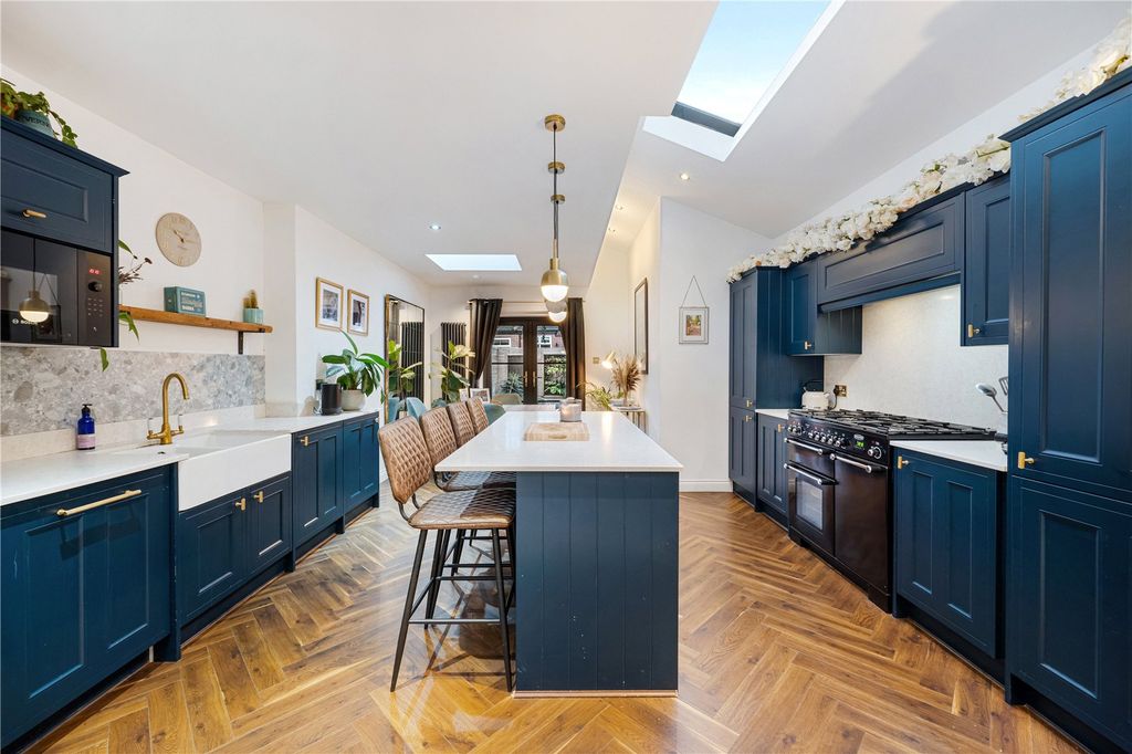 Property photo 3 of 23 Kitchen