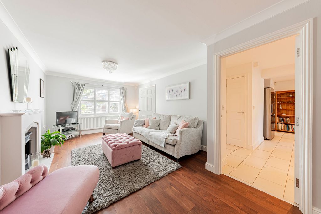 Property photo 2 of 37 Living Room (1)