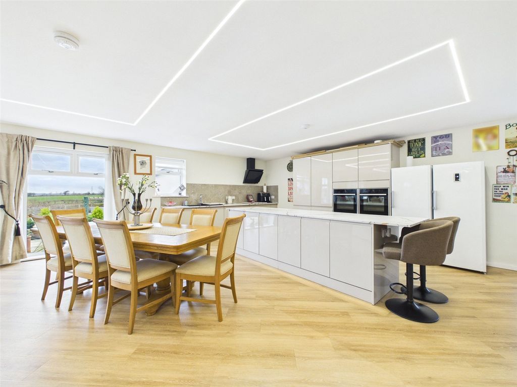 Property photo 2 of 31 Picture No. 27