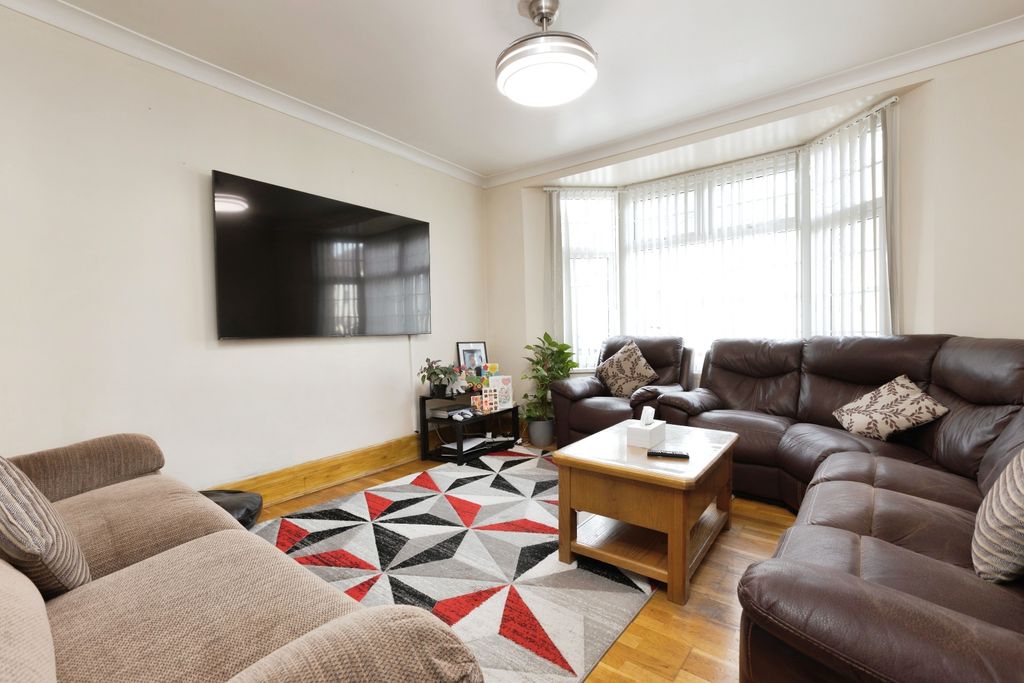 Property photo 3 of 16 Lounge