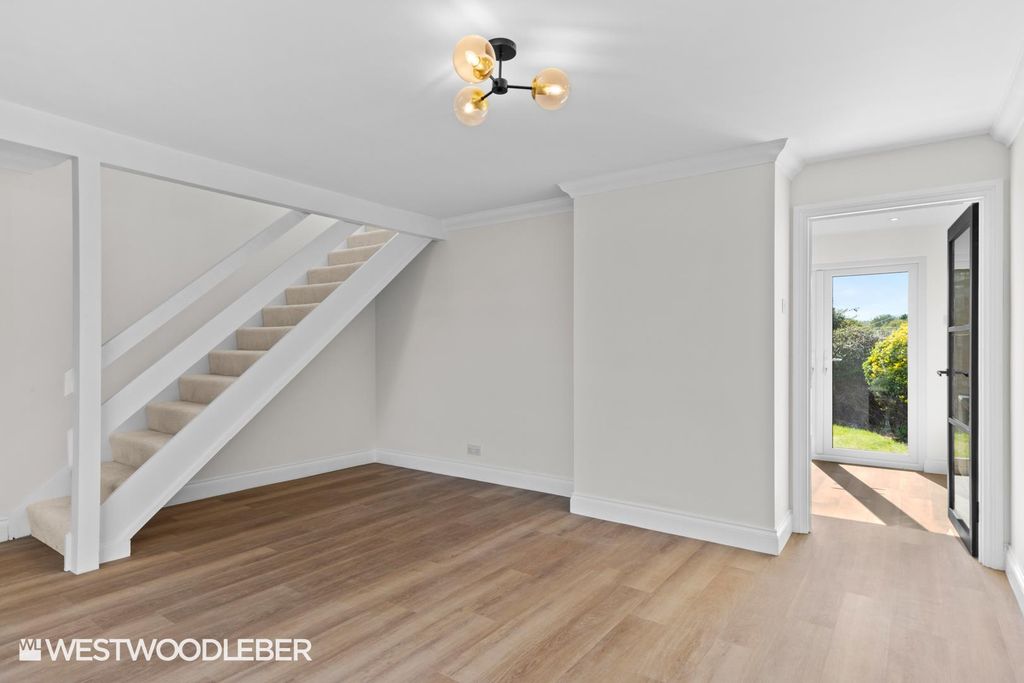 Property photo 3 of 27 Roundhills_4.Jpg