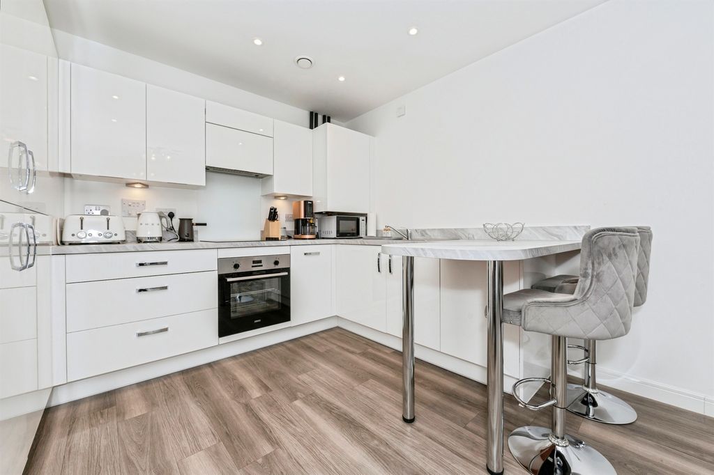 Property photo 3 of 32