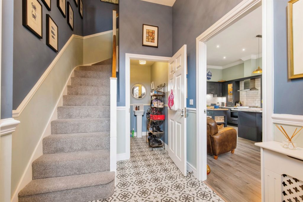 Property photo 2 of 21 Entrance Hall