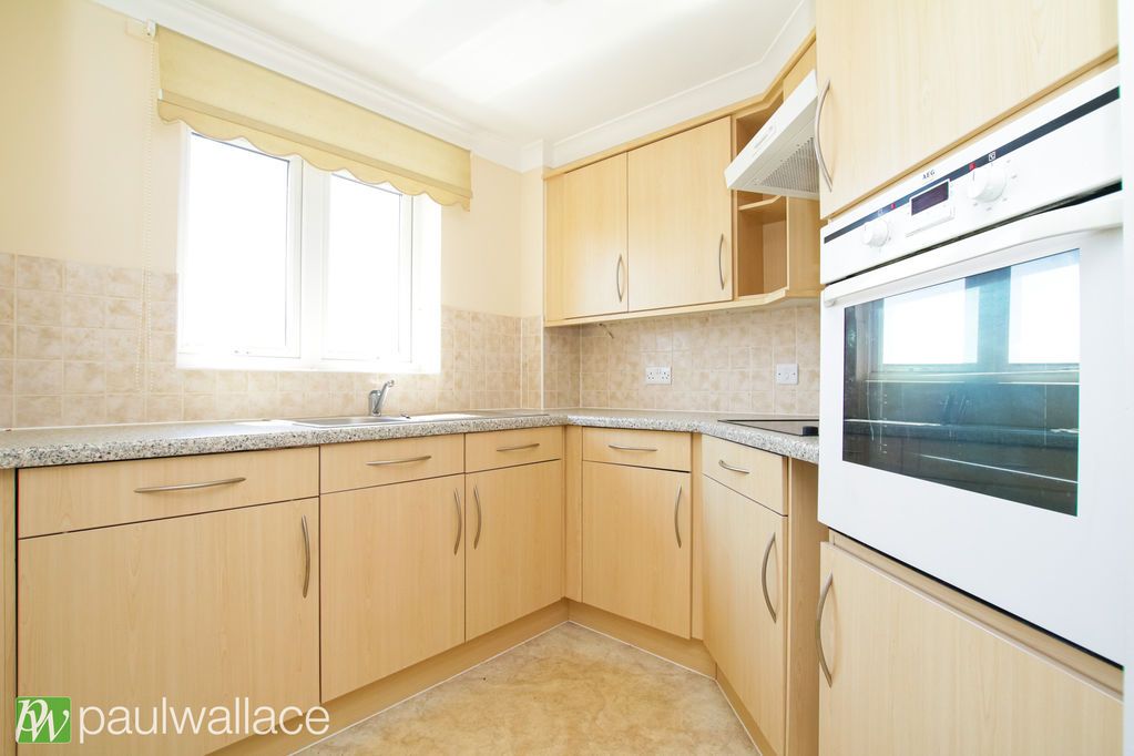 Property photo 3 of 10 Kitchen