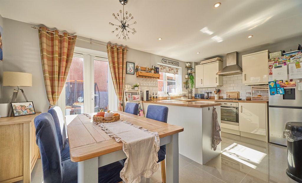 Property photo 2 of 19 Amber Way, Bb 2.Jpg