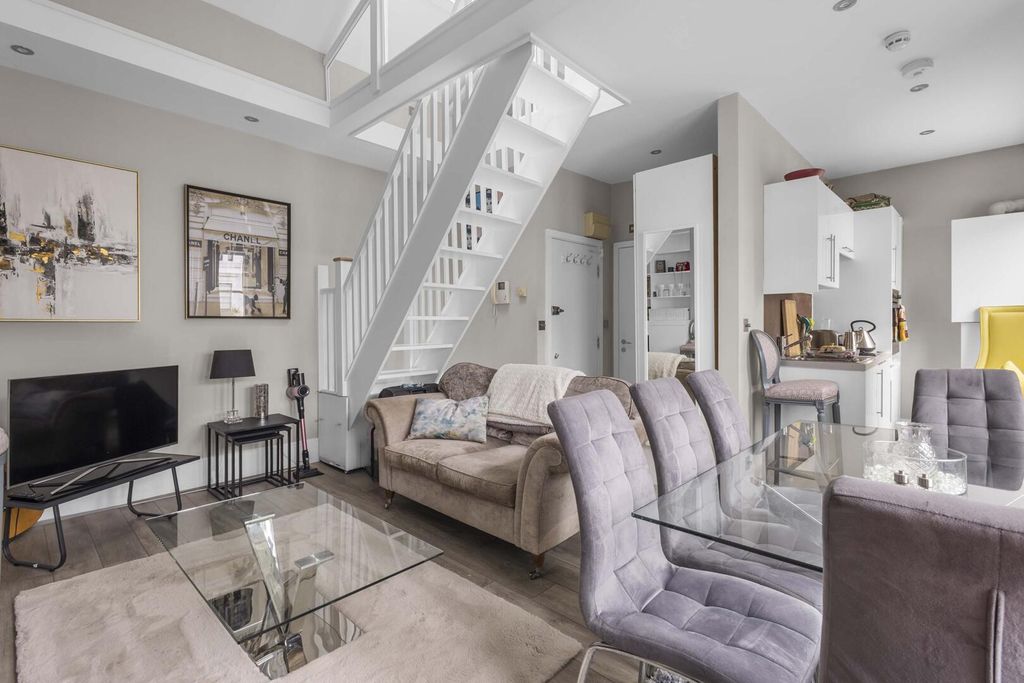 Property photo 3 of 7 Living Room