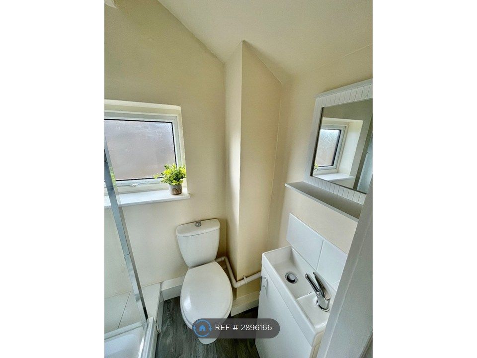Property photo 3 of 6 Private Bathroom