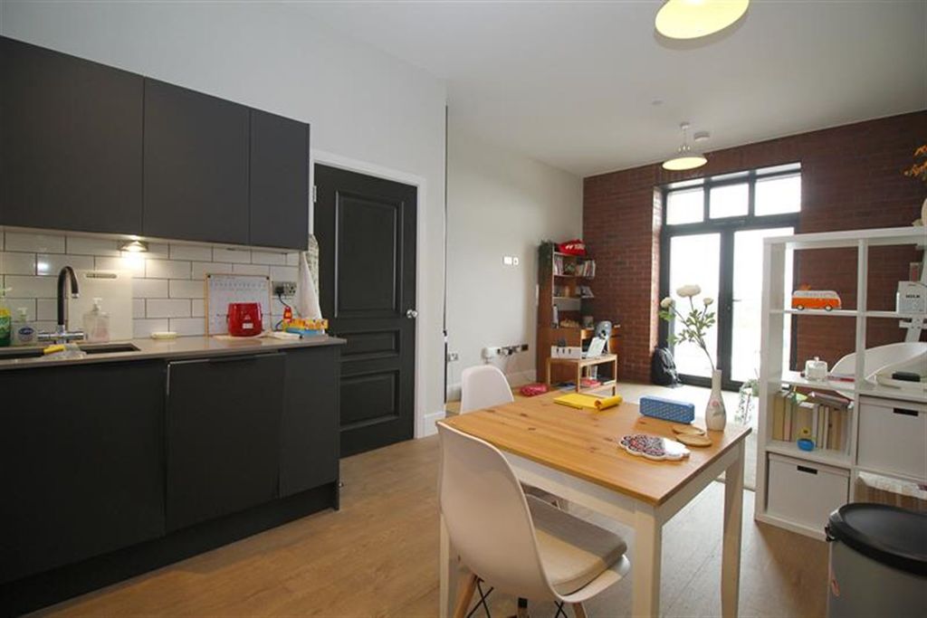 Property photo 3 of 17 Lounge / Kitchen