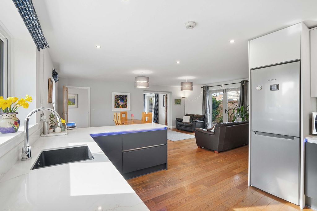 Property photo 3 of 37