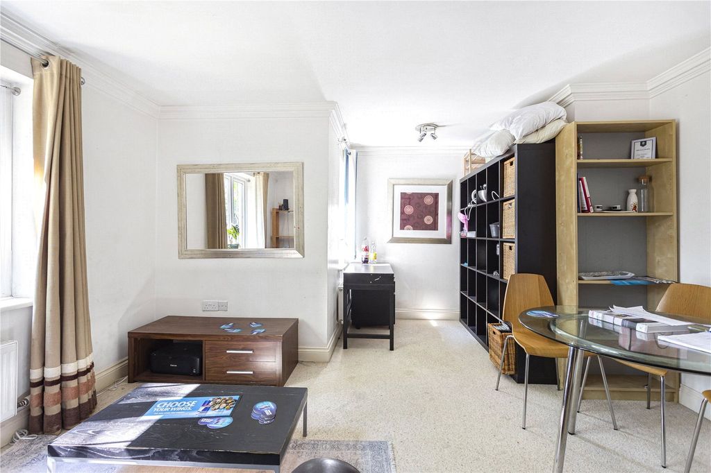 Property photo 3 of 11 Living Room