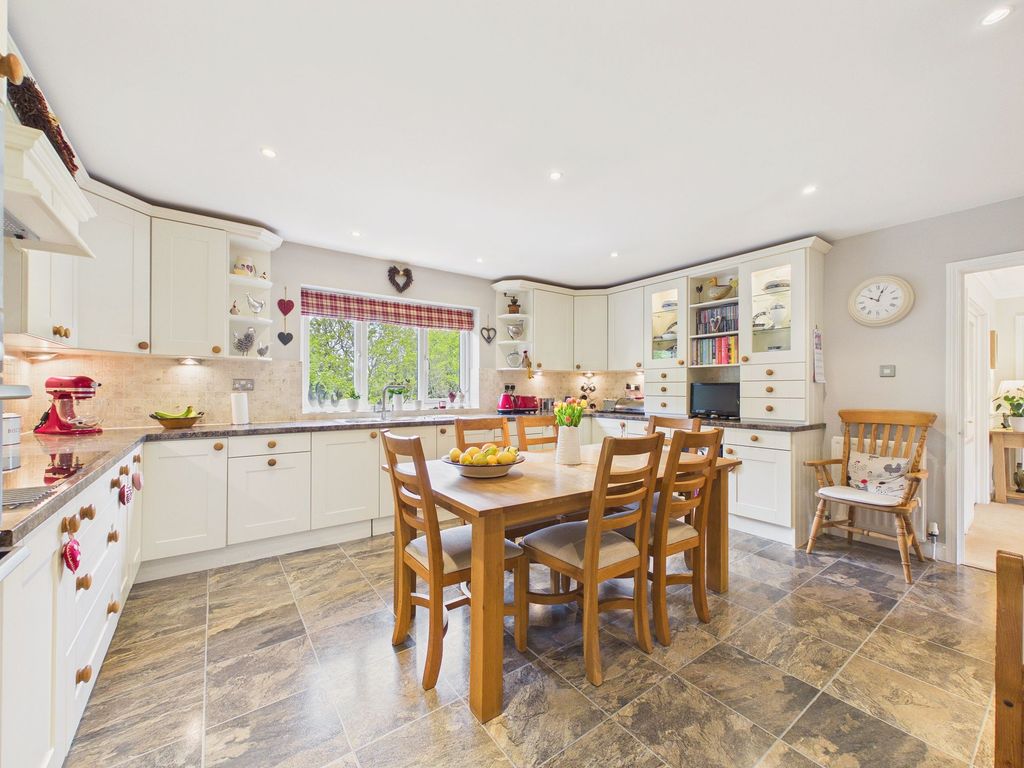 Property photo 3 of 20 Dining Kitchen