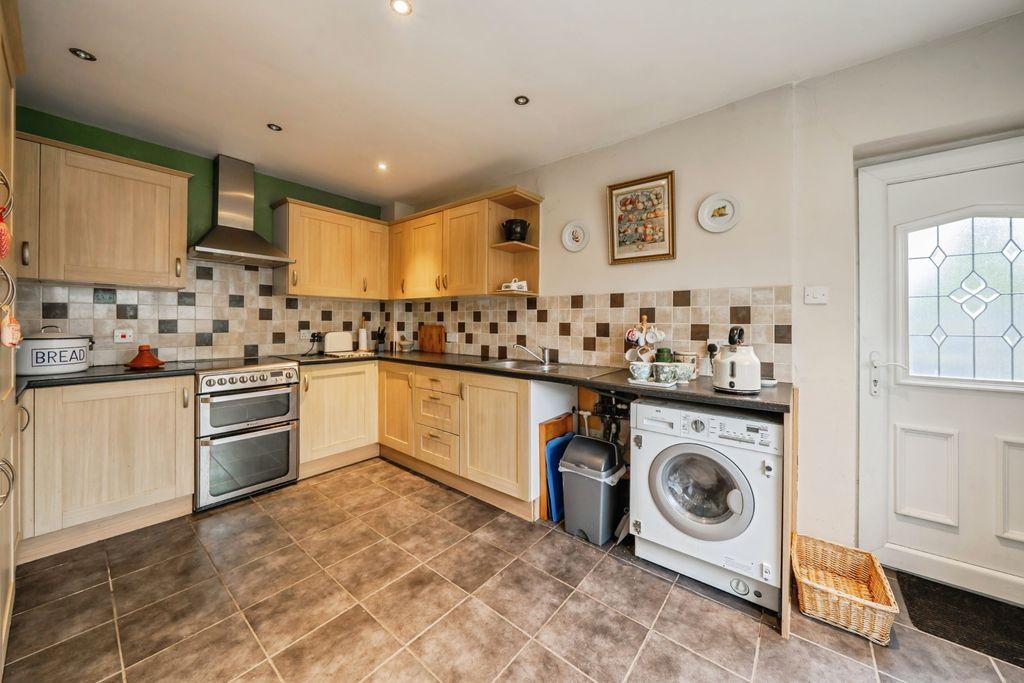 Property photo 2 of 25 2. Kitchen