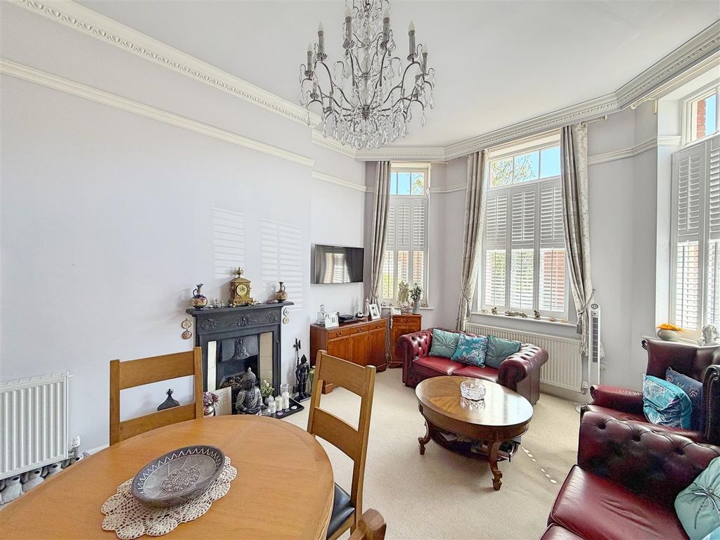 2 bed flat for saleOld St Michaels Drive, Braintree CM7 photo 5