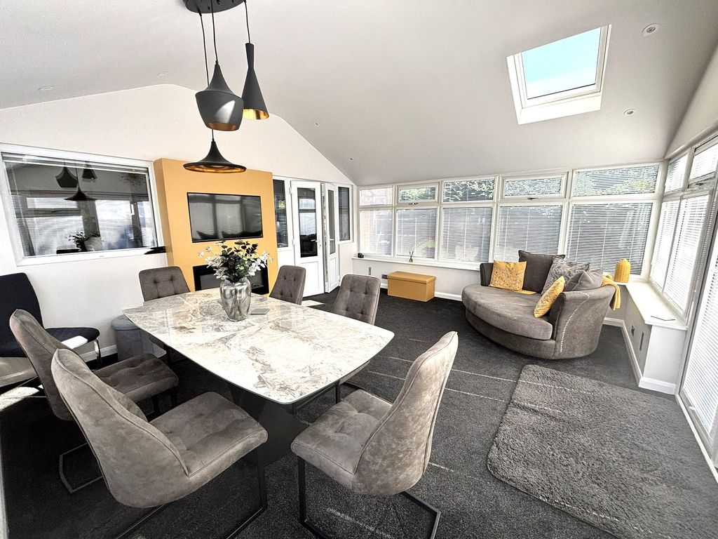 Property photo 3 of 26 Conservatory
