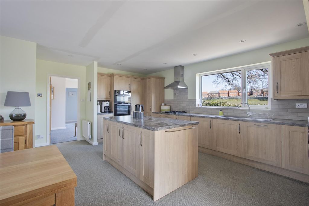 Property photo 3 of 18 Dining Kitchen