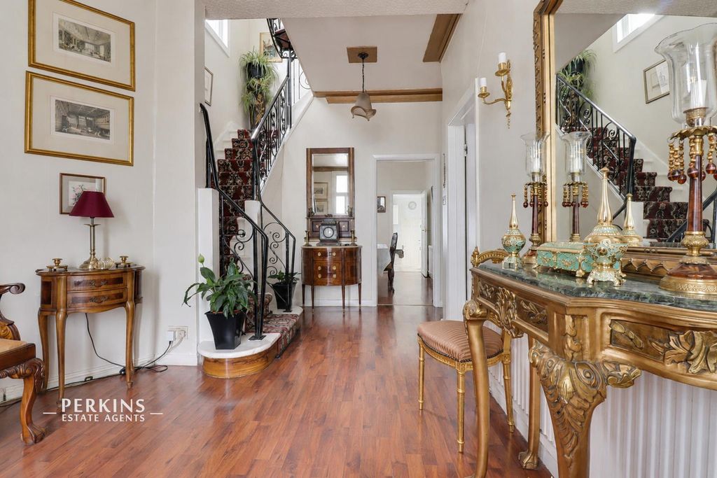 Property photo 2 of 13 Hallway.Png