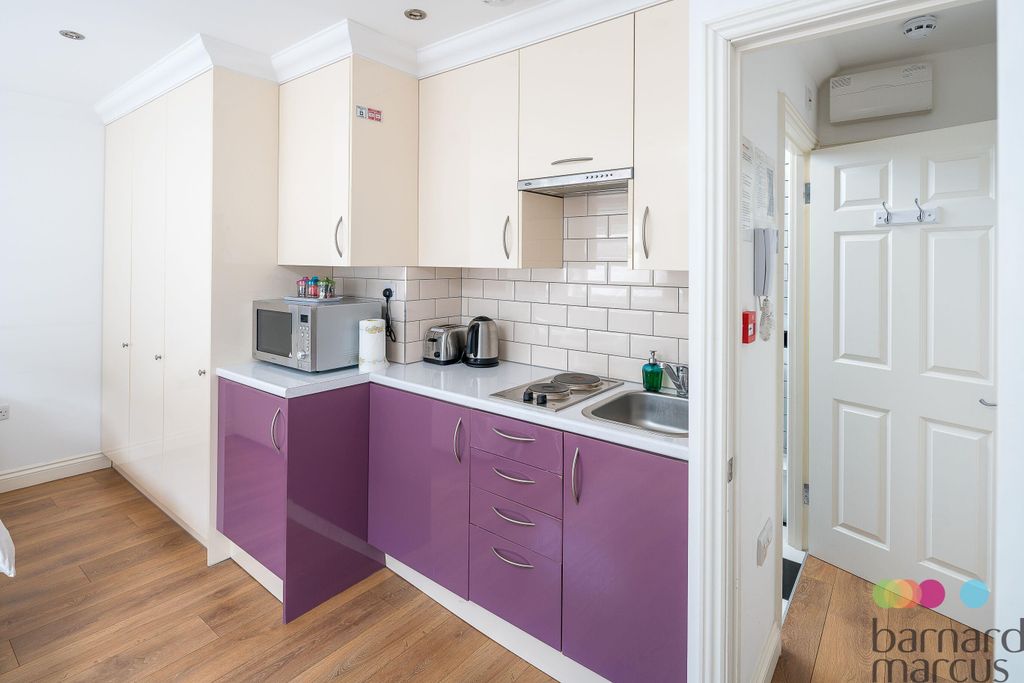 Property photo 2 of 7 Kitchen