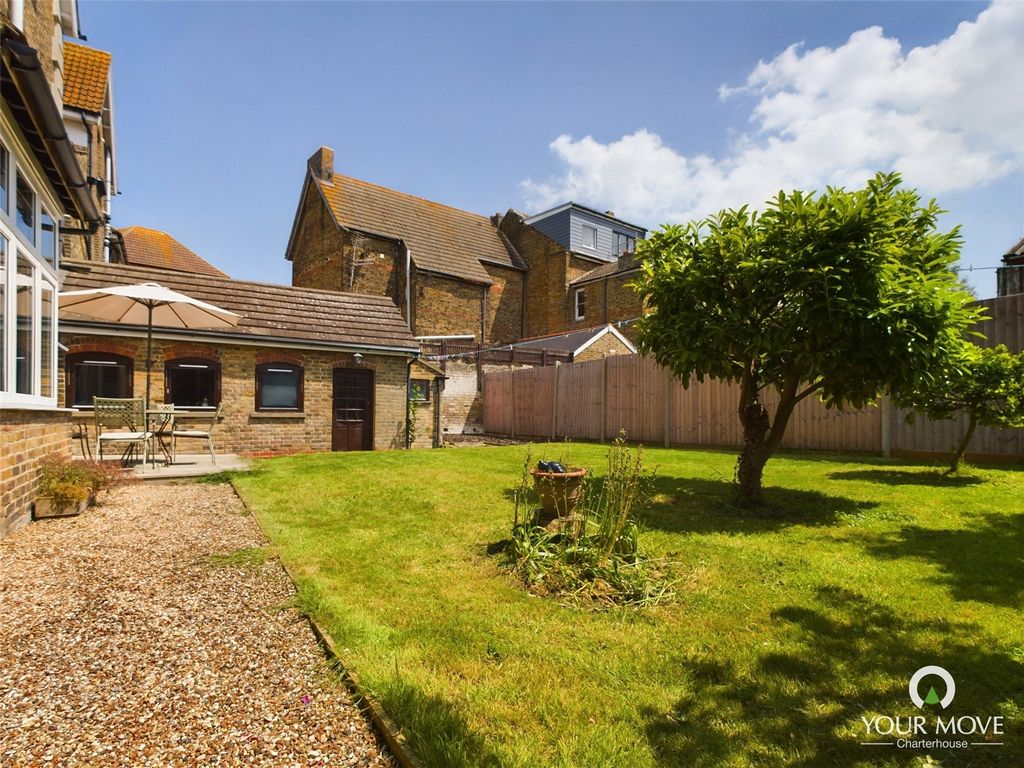 Property photo 3 of 33 Picture No. 04