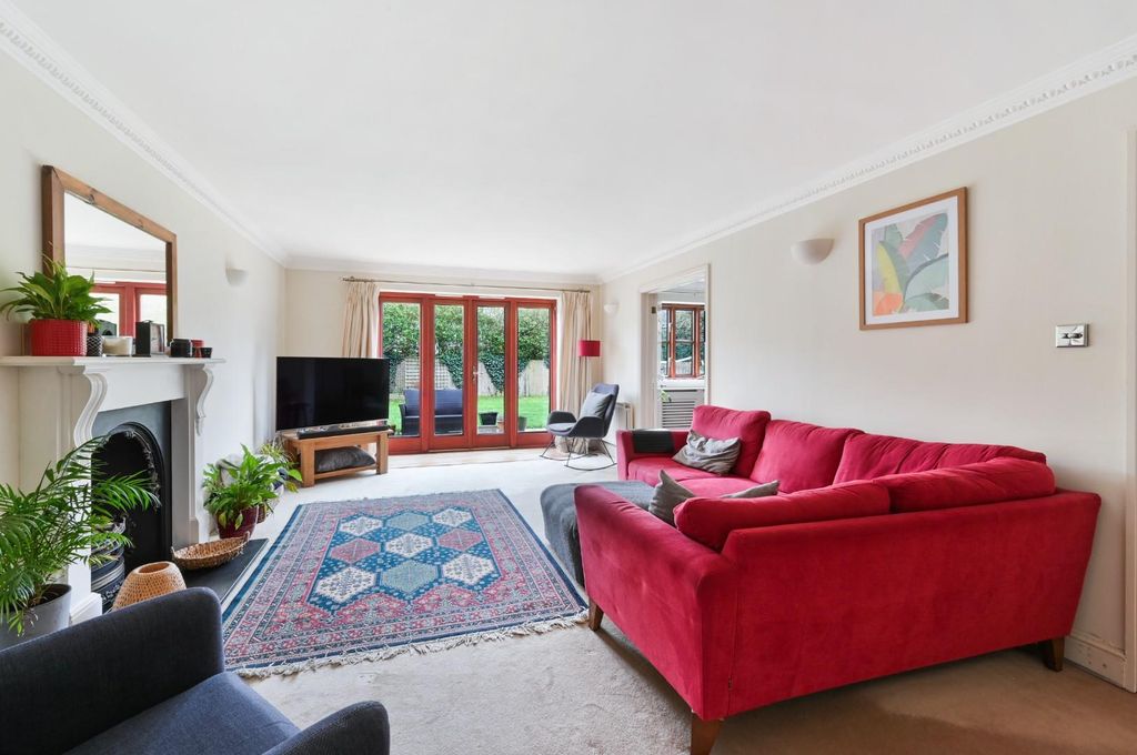 Property photo 3 of 18 Hawthorn Close