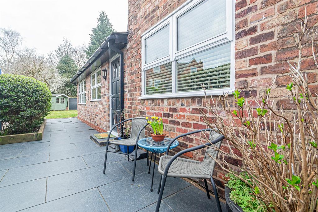 Property photo 3 of 30 Side Courtyard Garden