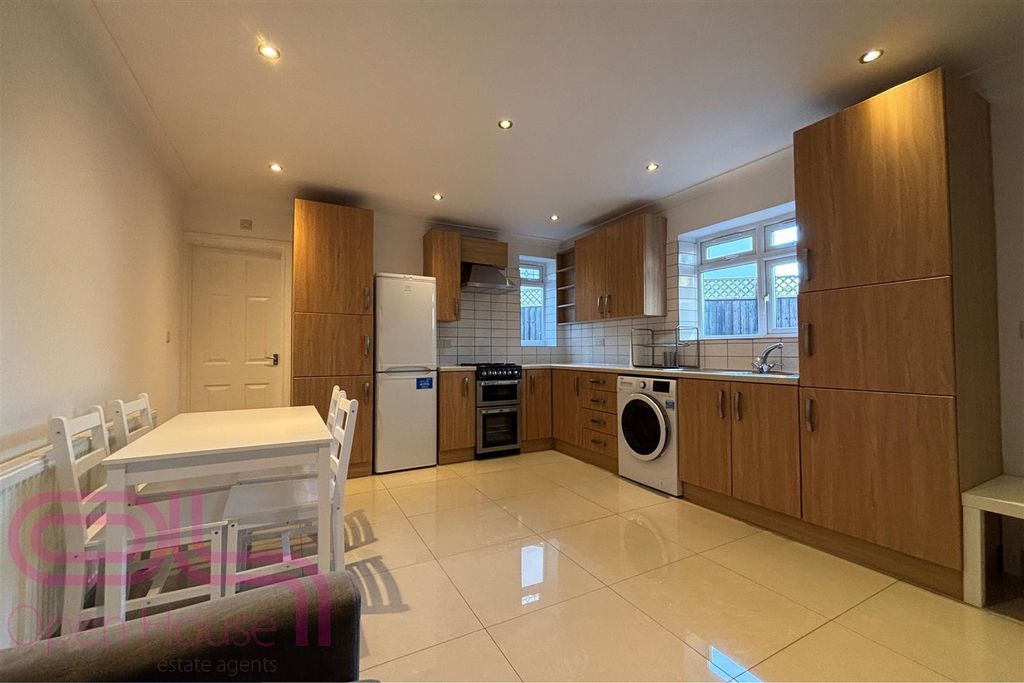 Property photo 2 of 11 Runneymede Gdns -Kitchen.Jpg