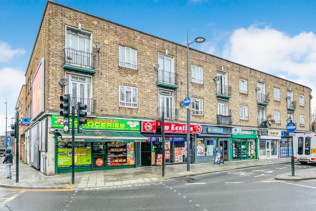 Property photo 1 of 14 30 Fairgreen Court, London Road, Mitcham, Surrey Cr4 3Na