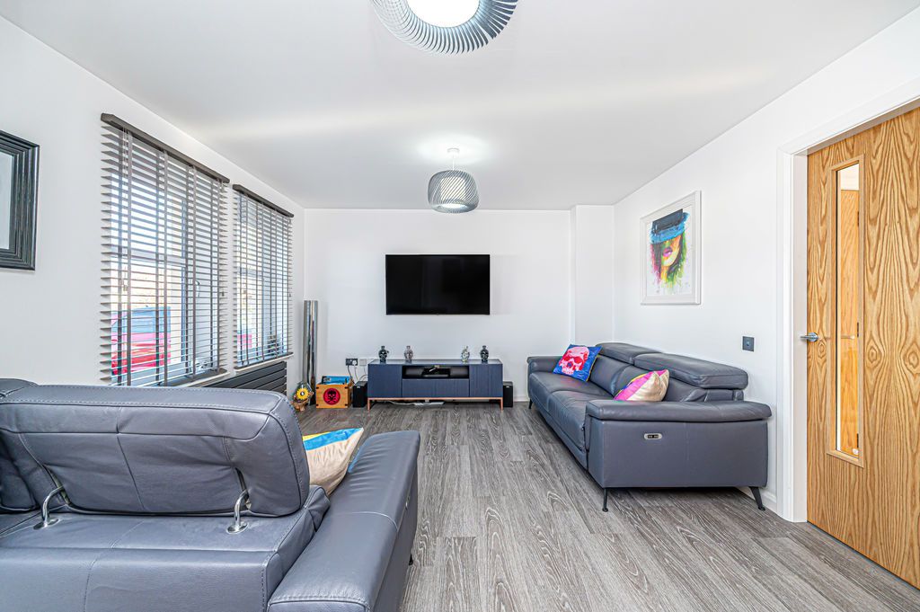 Property photo 3 of 21 Lounge