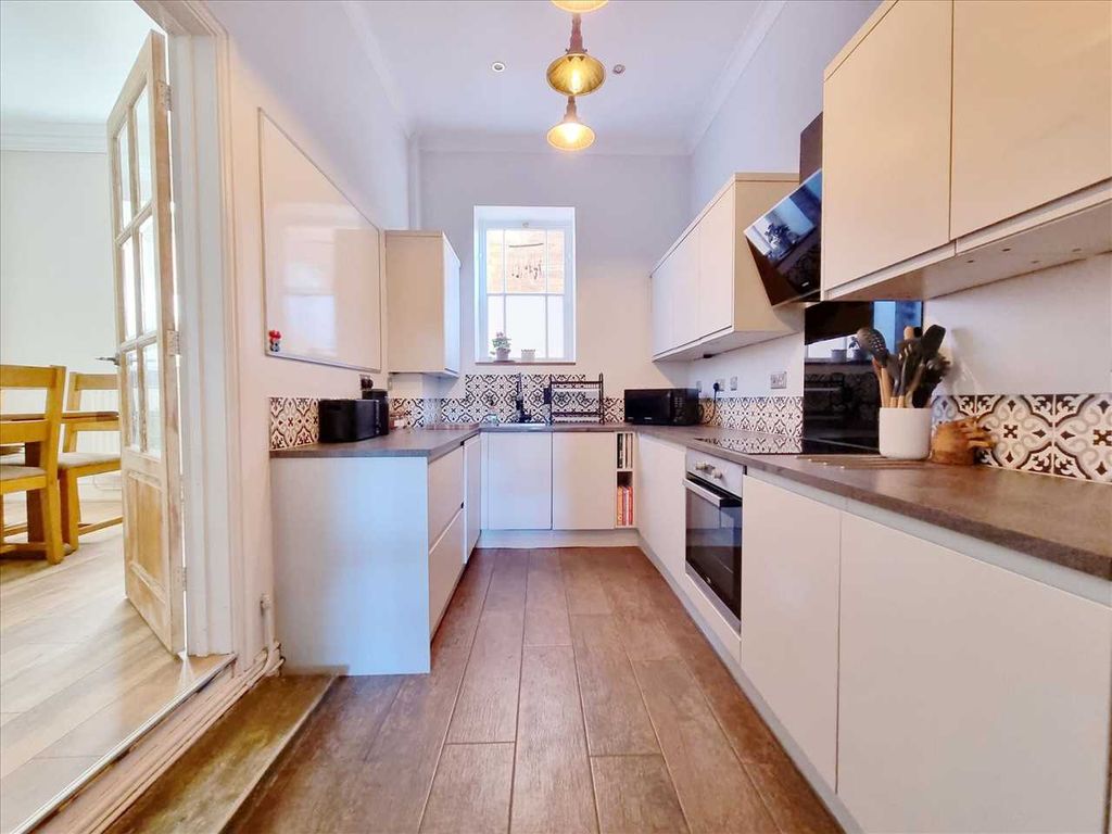 Property photo 3 of 14 Kitchen: