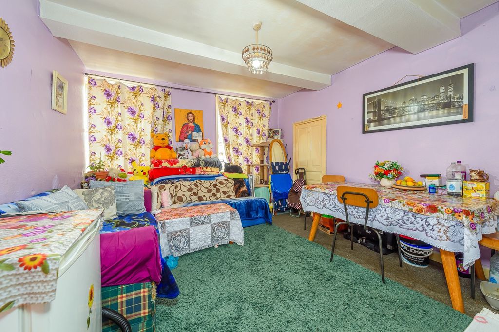 Property photo 2 of 35