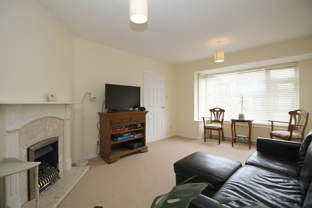 Property photo 3 of 31 Lounge