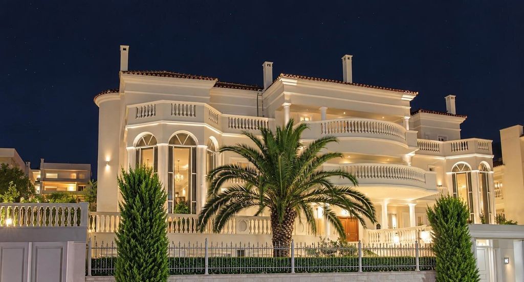 Property photo 1 of 33 Impressive 14-Bedroom Detached House In Voula