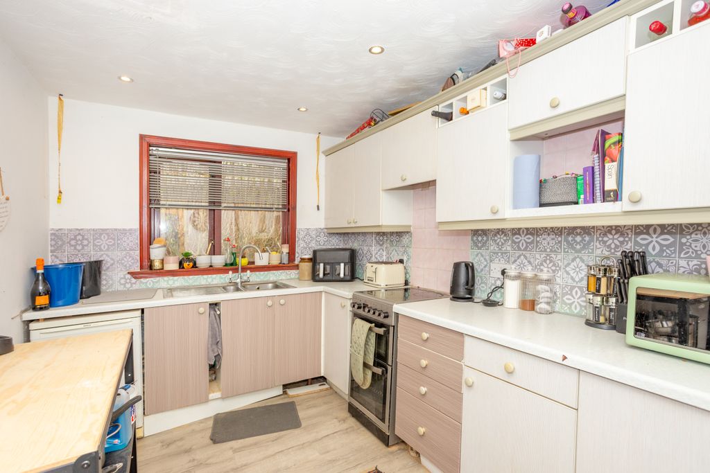 Property photo 3 of 18 Kitchen