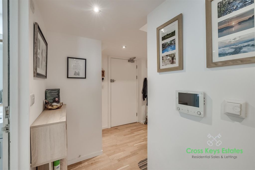 Property photo 2 of 33 Entrance Hall