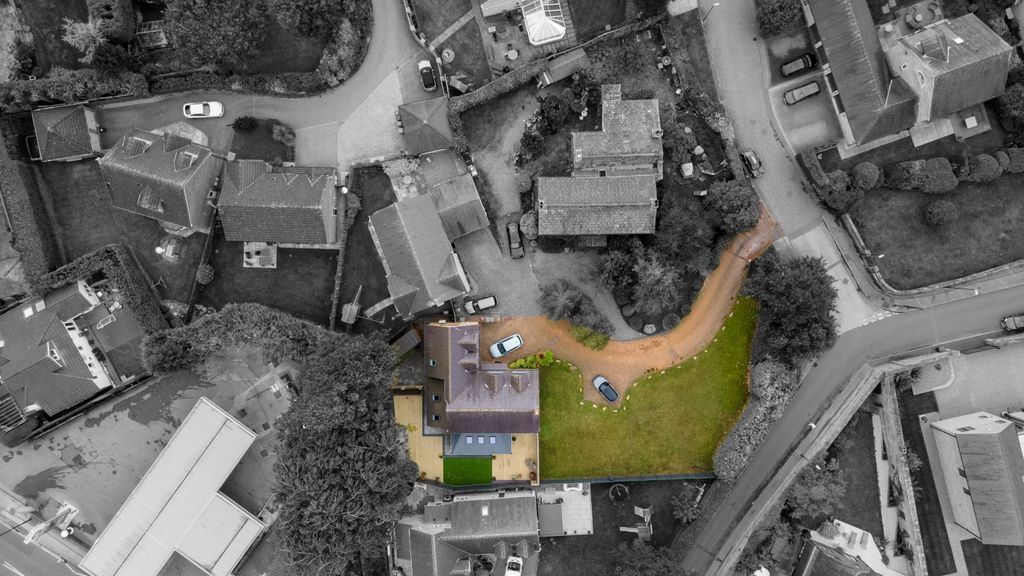 Property photo 2 of 32