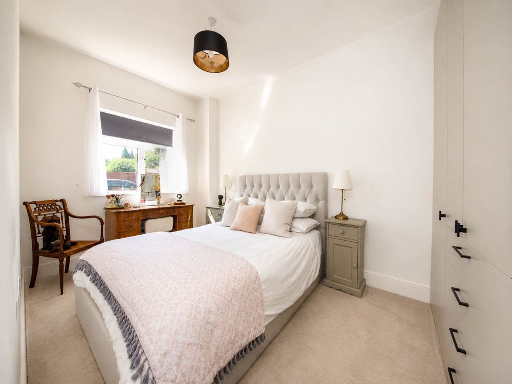 Property photo 2 of 14 3 Highclere House (1)