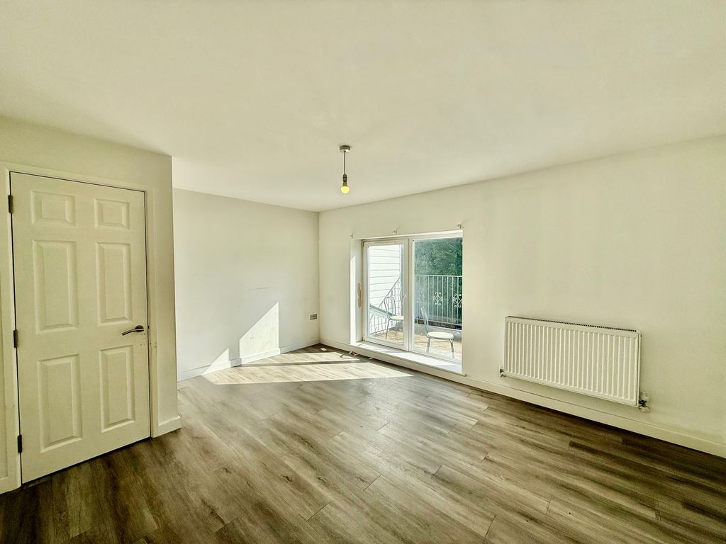Property photo 2 of 9 Image