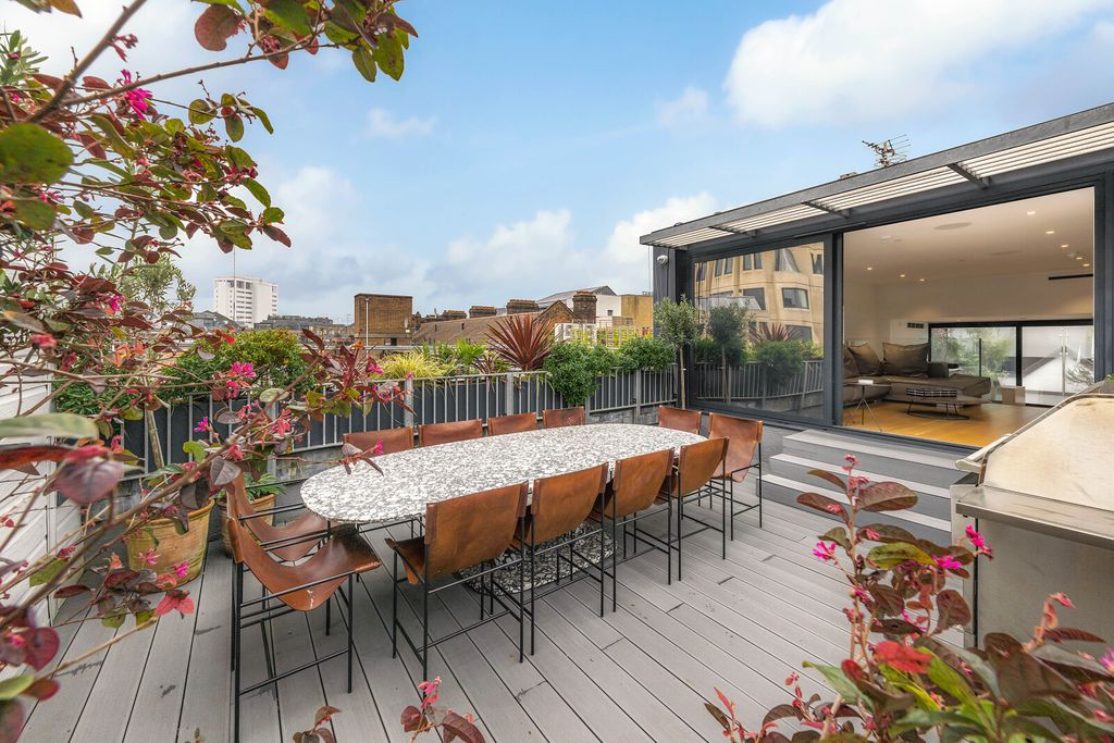 Property photo 1 of 19 Roof Terrace