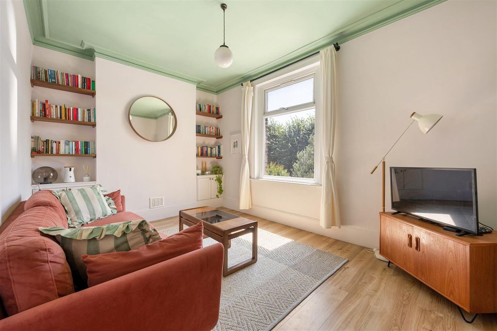 Property photo 2 of 23 Osborne Road, E7