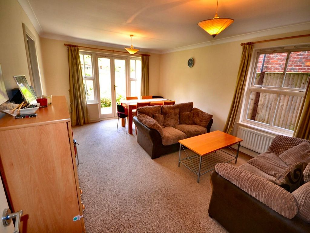 Property photo 3 of 6 Lounge