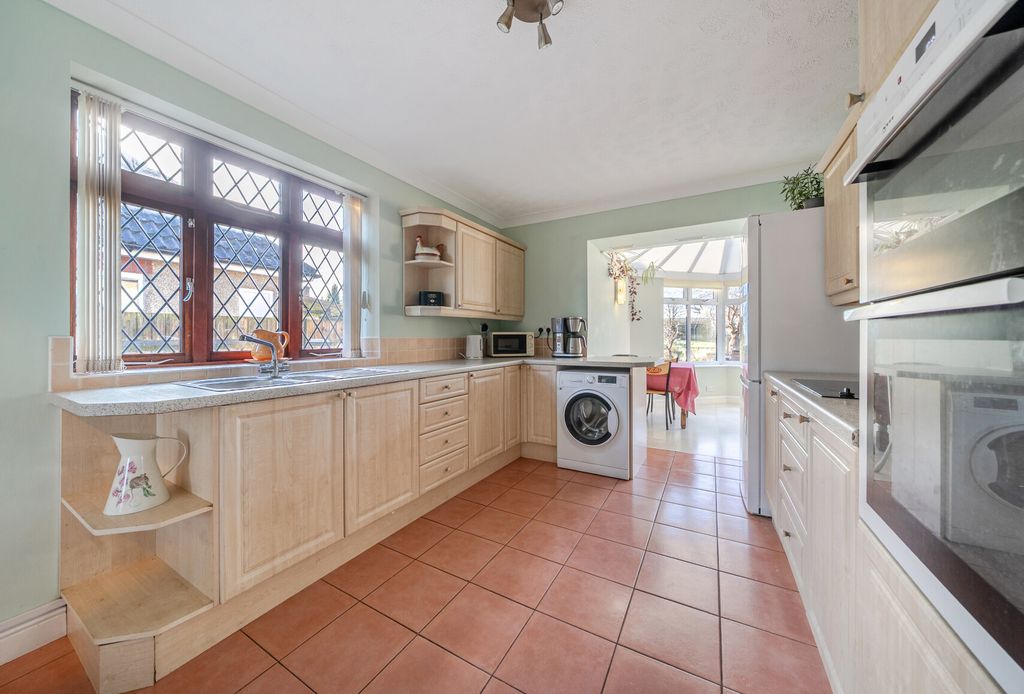 Property photo 2 of 21 1395848-10-696A20...